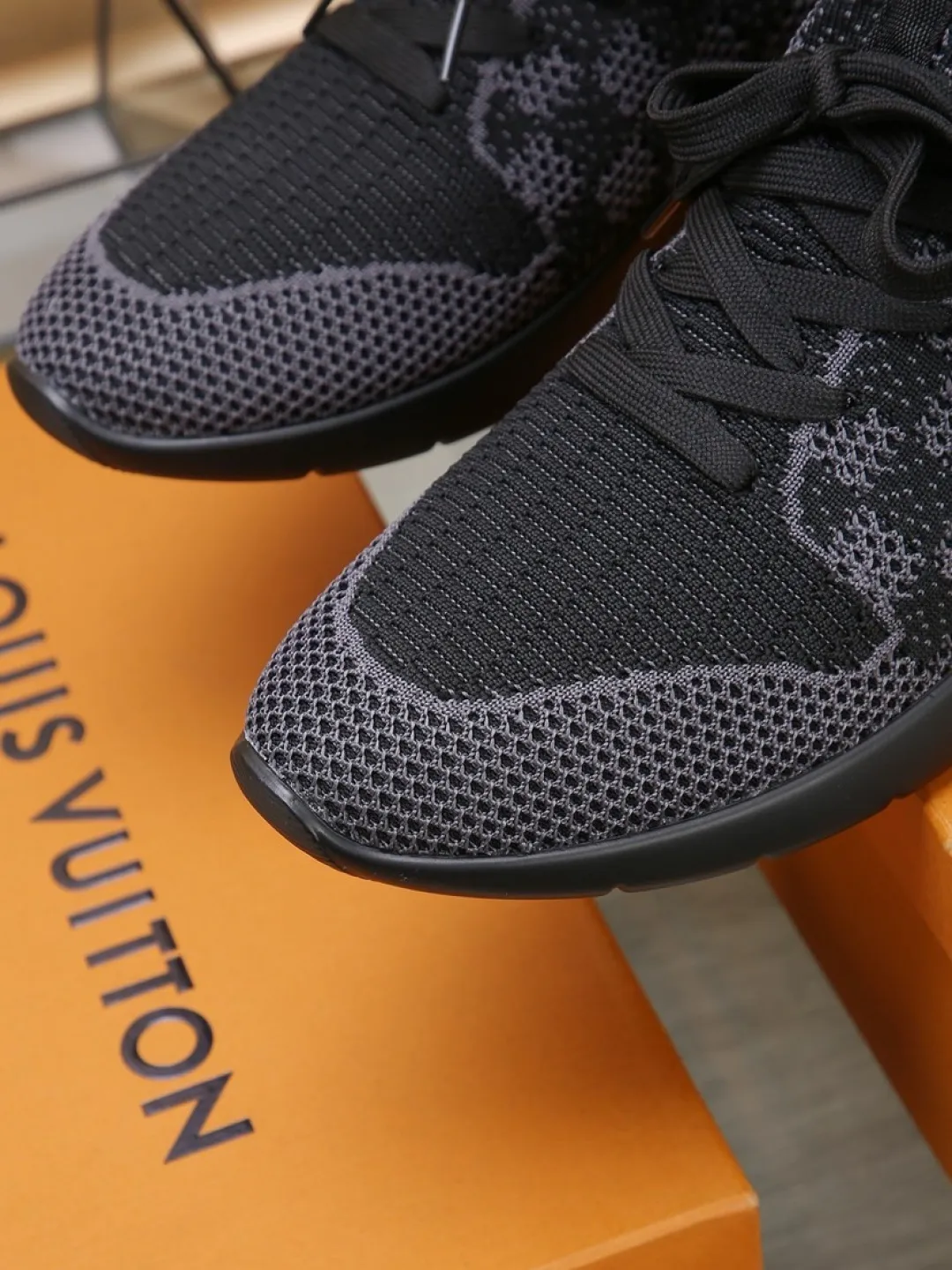 Men's shoes 💰P420💰"LOUI* VUITTO*" latest popular men's casual shoes ✔️This model is made of the original breathable fly woven fabric. The real thing is super shiny⚡️ Fashionable and versatile. The toe last shape is firm and full. The soles are LV original molds and can be put in and out at will. It is light and comfortable for the foot~Purely handmade, details determine the quality! Size:38-44